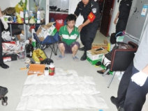 廚房水管破裂傳出刺鼻性氣味，原以為是鄰居家裝修后除甲醛沒到位，沒想到是“絕命毒師”