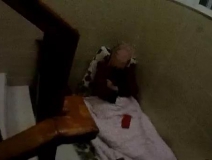 為了幫兒子收快遞，南京老夫妻被迫睡樓道